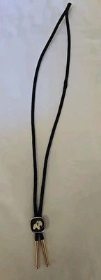 Corbata bolo tono latón HICKOK de colección elefante blanco sobre esmalte negro.  SKU6 Foto 1 de 4