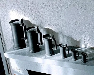 Ancien jeu de 6 mesures en étain à couvercle – XIXᵉ / début XXᵉ – du litre au... - Photo 1/4