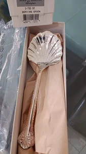 Reed & Barton Jakobsmuschel Servierlöffel 91/2 × 3/4" von Neiman Marcus ITALIEN Neu im Karton - Bild 1 von 9