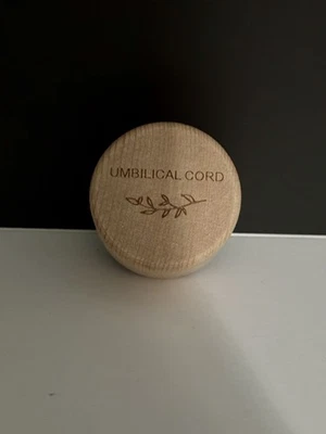 Caja conmemorativa de cordón umbilical grabada de madera redonda estuche de madera para recién nacido bebé  Foto 1 de 3