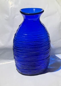 BLENKO Strata HANDGEFERTIGTE BIENENSTOCK STRUKTUR VASE IN KOBALTBLAU - Bild 1 von 8