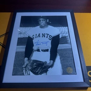 Foto autografata 8x10 di Willie Mays in cornice 10x12 con certificato di autenticità - Foto 1 di 6