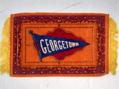 Estandarte de fieltro de seda tabaco Hoyas de la Universidad de Georgetown c.1910 flecos amarillos Foto 1 de 4