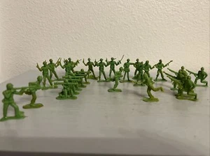 CHESAPEAK GREEN ARMY MEN ACTION FIGURE TOYS 26 PIECES (PRE-OWNED) - Picture 1 of 12