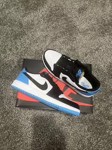 Nike Air Jordan 1 Low Retro OG GS Negro Blanco Polvo Azul CZ0858-104 Talla 7Y - Imagen 1 de 5