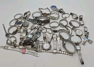 Lote de 45 relojes de pulsera mixtos de cuarzo tono plata (fósil, Timex y muchos otros)  - Imagen 1 de 7