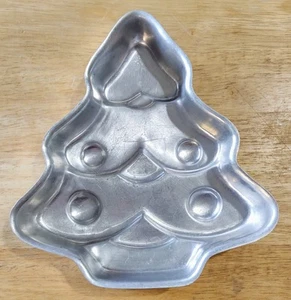 Vintage Christmas Tree Aluminum Cake Pan/Mold Bakeware 9.5" Very Good Condition - Picture 1 of 3