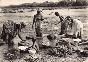 ETHNIC NUDE - Senegal - Washing in the river - Publ. Paris-Photo - POSTCARD SIZE - Picture 1 of 2