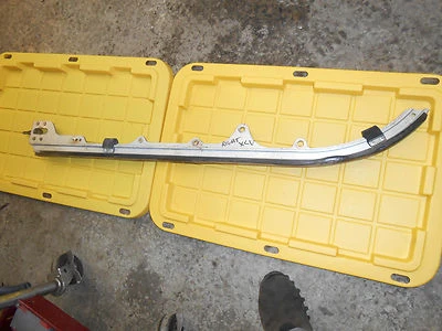 1986 Yamaha XLV 540 ventilador: peças de suspensão traseira: TRILHO DIREITO - Imagem 1 de 3