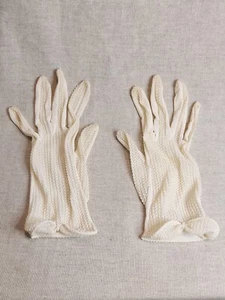 Pretty Vintage Cream Ladies Dress Gloves - Picture 1 of 4