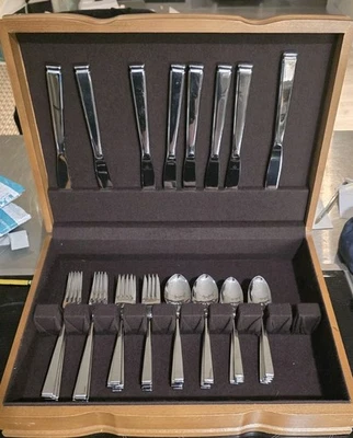 BEAUTIFUL Reed & Barton BARCLAY 8 PLACE SETTINGS 40 pc 18/8 Stainless Flatware  - Image 1 of 4