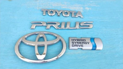 04 05 06 07 08 09 TOYOTA PRIUS HÍBRIDO PUERTA TRASERA EMBLEMA LOGOTIPO INSIGNIA CONJUNTO FABRICANTE DE EQUIPOS ORIGINALES (2008) Foto 1 de 4
