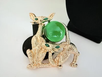 MODERN HUGE GREEN CABOCHON JELLY BELLY SIAMESE CAT'S GOLD TONE BROOCH 526 - Image 1 of 3