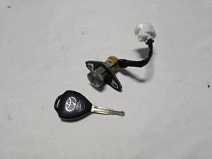 2010 - 2013 Toyota 4runner Tail Gate Hatch Lock Cylinder w/ Key (69055-35140) - Picture 1 of 4