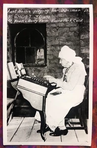 KNOTT’S BERRY FARM, Buena Park ~ ZIA NELLIE GIOCA A DULCIMER, #30 ~ FOTO cartolina - Foto 1 di 2