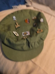 Cappello vintage esercito cinese con 10 spille - Foto 1 di 4