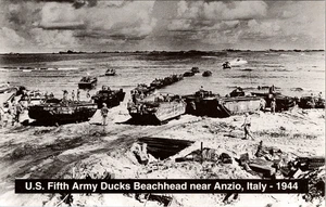 Alte Postkarte - US Fifth Army Ducks Beachhead bei Anzio Italien 1944 unbespielt  - Bild 1 von 2