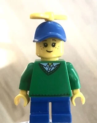 LEGO Niño Niña Minifigura Niño Gorro Gorra, Suéter Verde, Piernas Cortas, Pecas Foto 1 de 3