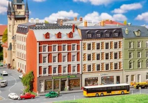 Faller 232389 2 sanierte Stadthäuser mit La - Bild 1 von 3