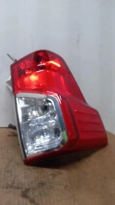 Conjunto de luz trasera izquierda Nissan Titan 2017 blanco 130629 usado 89 k millas Foto 1 de 4