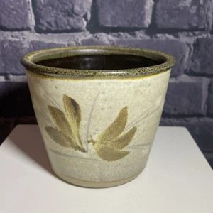 Jarrón/plantador de cerámica de estudio con diseño de flores lanzadas a mano con marca de fabricantes 'dc' - Imagen 1 de 10