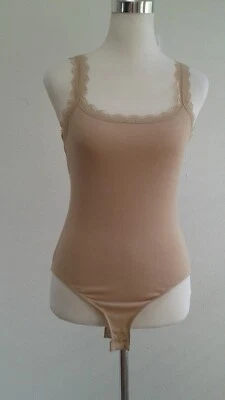 Body feminino Ambiance bege com acabamento em renda com nervuras 6 7 em excelente estado usado - Imagem 1 de 4