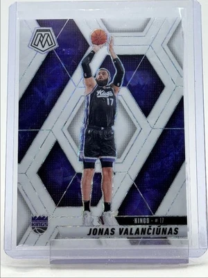 JONAS VALANCIUNAS 2024-25 MOSAIC WHITE INTERNATIONAL PRIZM KINGS /25 Q4865 - Image 1 of 2