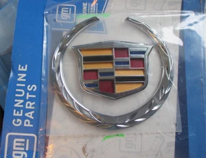 NEUF OEM 2010-2016 Cadillac SRX Porte Arrière Couronne Cimier Logo Emblème Badge 23491048 - Photo 1/4