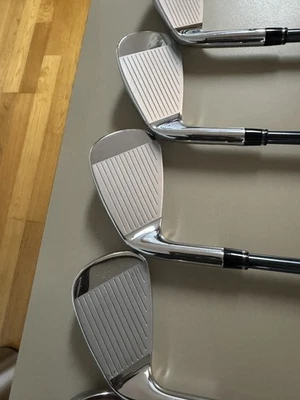 JUEGO DE HIERRO FORJADO WILSON DYNAPOWER 5-PW, GW / DARDO RETROCESO 75 F3 REGULAR FLEX GRAFITO Foto 1 de 4