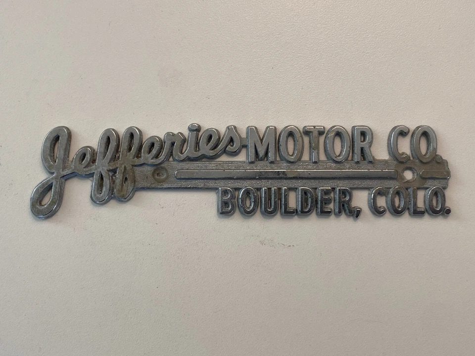 Vintage Jefferies Motor Co Boulder Colorado Metal Dealer Badge Emblem Tag Trunk - Imagem 1 de 2