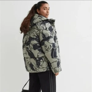 H&M x Warner Bros Ultra Oversized Puffer Coat Looney Tunes Sylvester Size XXL - Bild 1 von 15