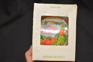 VINTAGE SATIN WEIHNACHTSSCHMUCK 1981 FREUNDE FREUNDSCHAFT PUNZE FRIUT BLUMEN - Bild 1 von 1