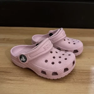 Crocs Flieder Rosa Größe C6 Klassische Clogs Mädchen Kinder Sandalen Slipper Schuh EUC - Bild 1 von 8