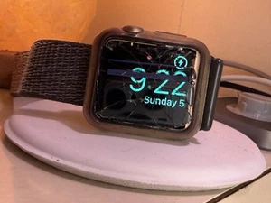 Apple Watch Series 3 42mm – zepsuty ekran, usunięty aktywacja, gotowy do resetowania - Zdjęcie 1 z 4
