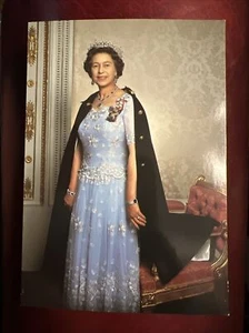 c1980’s H.M. Queen Elizabeth II Official Portrait Vintage Postcard - Picture 1 of 2