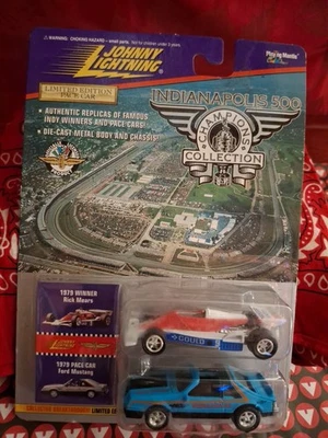 Johnny Lightning Indy 500 ganador 1979 Rick Mears con Mustang azul edición limitada nuevo en caja Foto 1 de 4