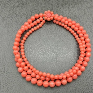 Vintage Halskette Dreifach Strang Koralle Ton Perlen Statement Floral Box Verschluss - Bild 1 von 11