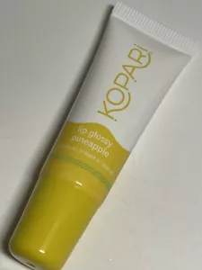 Kopari Coconut Lip Glossy Ananas Full Size 0,35 once NUOVO - Foto 1 di 2