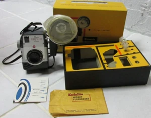 VINTAGE 1950s KODAK BROWNIE BULLS-EYE CAMERA/FLASH OUTFIT - Picture 1 of 6