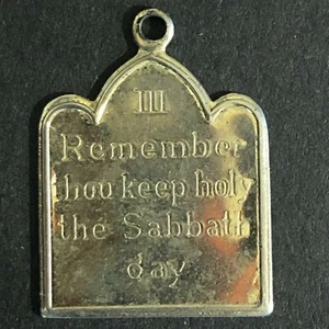 Colgante Vintage 17mm x 23mm Diez Mandamientos -III "..Guardar Santo el Día de Reposo" - Imagen 1 de 4