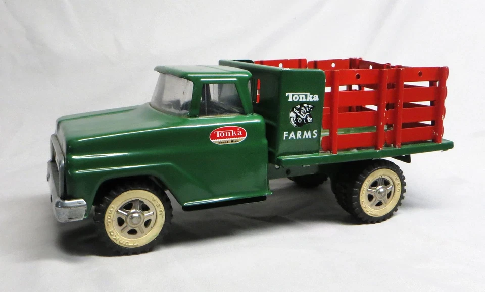 Camión con plataforma de estacas Tonka Farms - cabina y plataforma verdes, estacas rojas ¡EXCELENTE! Foto 1 de 4
