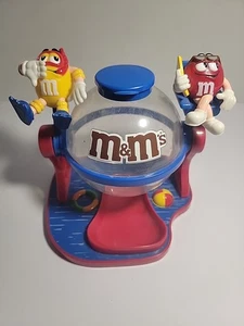 M&M's Vintage Strand Rettungsschwimmer Süßigkeitenspender mit roten M&M & gelben Erdnüssen    - Bild 1 von 4