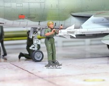 USAF ground Support female crew in airfield 1:48 Pro Built Model 