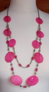 Lovely Vintage Oval Shocking Pink Lucite Flat Bead Necklace - Bild 1 von 5