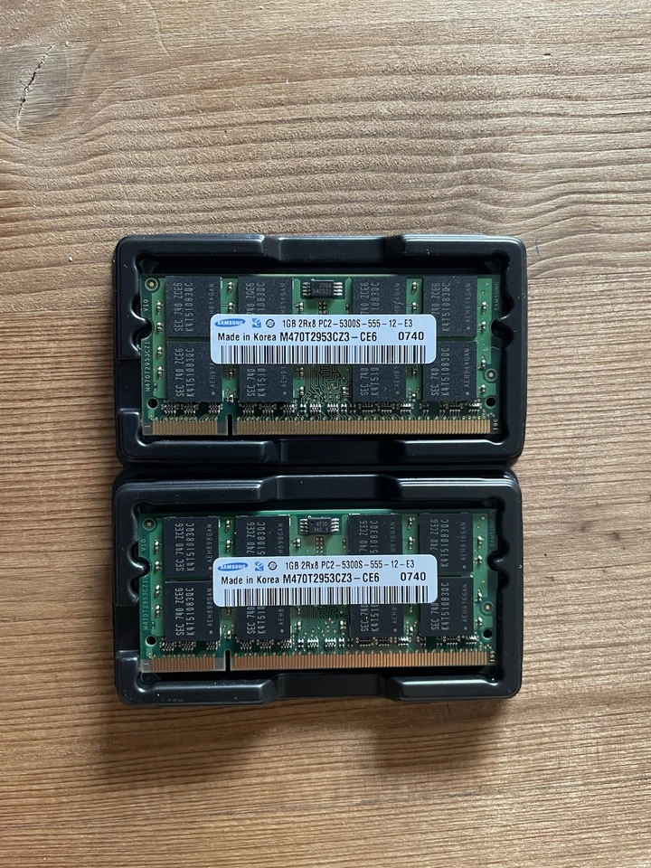 RAM Samsung SODIMM DDR2 667MHz PC2-5300 200pin 2x1GB 2GB Come nuovo - Immagine 1 di 1