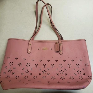 Coach große Beuteltasche Handtasche rosa Blumen gelocht Leder mit Anhängeranhänger - Bild 1 von 13