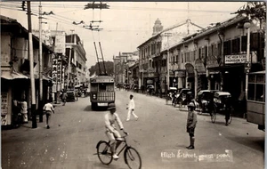 SINGAPUR - BUSY HIGH STREET - RIKSCHAS - STRAMBAHN - ALTE ECHTE FOTO POSTKARTE - Bild 1 von 2
