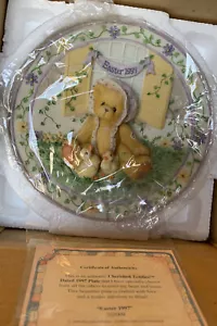 Cherished Teddies 203009 Mädchen mit Küken 1997 Enesco Figur Teller - Bild 1 von 6