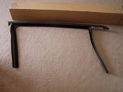 14 15 16 Jeep Cherokee right front window run weatherstrip 2014 2015 2016 - Изображение 1 из 3