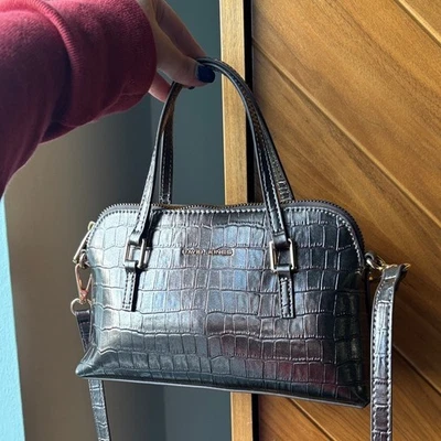 Bolso Bandolera David Jones Metálico Pequeño Estilo Grabado en Cocodrilo Doble Asa Foto 1 de 4